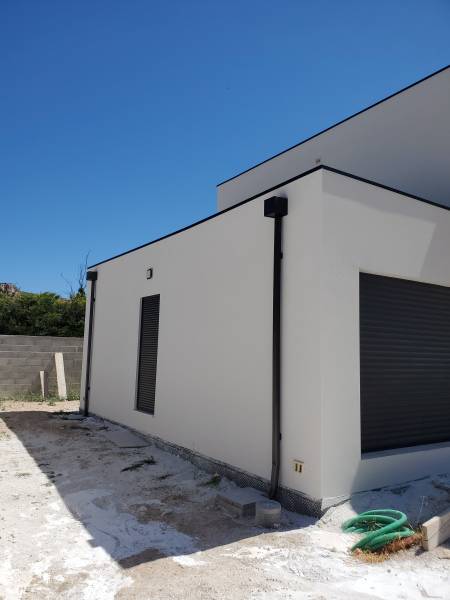 Installation de couvertines pour étanchéifier et protéger des murs à Istres