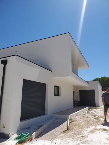 Installation de couvertines pour étanchéifier et protéger des murs à Istres