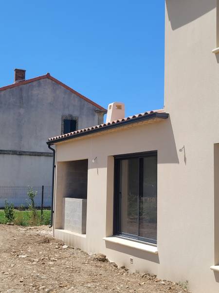 Installation de gouttières en aluminium gris anthracite à Caphan dans les Bouches-du-Rhône