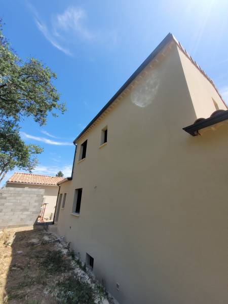 Installation de gouttières en aluminium gris anthracite à Caphan dans les Bouches-du-Rhône
